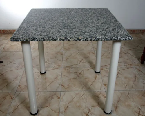 Mesa+cuadrada+de+granito+con+patas+desmontables+blancas+de+metal-1920w