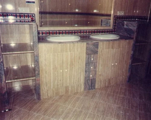 Mueble+de+baño+de+mármol+travertino+con+cajones+de+granito-1920w
