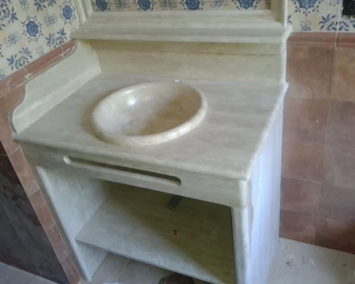 Mueble+de+baño+de+mármol+travertino+con+toallero-1920w