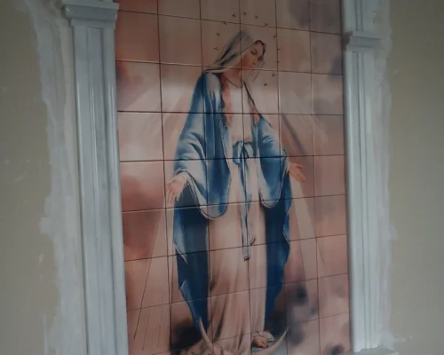 Mural de 54 azulejos de 15 x 15, virgen con marco de molduras mármol blanco
