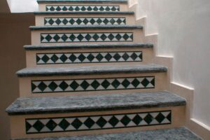 Escalera+de+granito+con+taviaca+con+cenefa+en+mármol(enlazara+con+Trabajos-Escaleras)-1920w